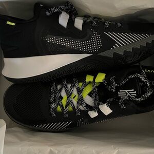 Kyrie Flytrap V- New in box